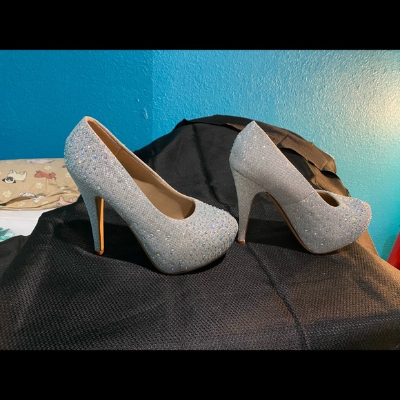 Silver heels - Picture 2 of 3